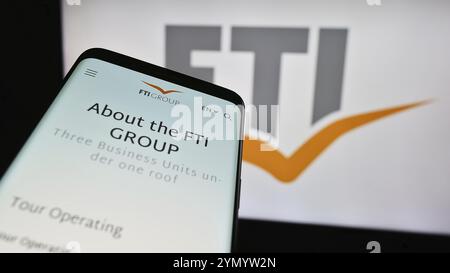 Stuttgart, 15.04.2024: Mobiltelefon mit Website des deutschen Reiseunternehmens FTI Touristik GmbH vor Firmenlogo. Fokus oben links von Stockfoto