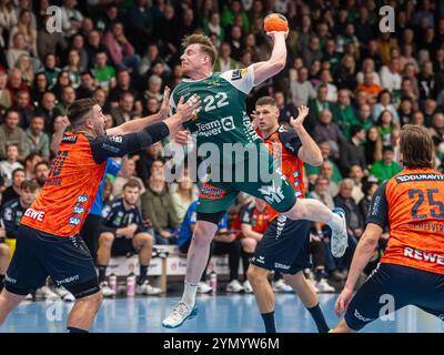 Erik Persson (frisch auf Goeppingen, #22) wirft aus dem Rueckraum, frisch auf Goeppingen vs. Rhein-Neckar Loewen, Handball, 1. Bundesliga Herren, Spielzeit 2024/2025, 23.11.2024, Foto: EIBNER/Michael Schmidt Stockfoto