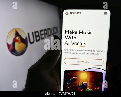 Stuttgart, Deutschland, 03-08-2024: Person, die ein Mobiltelefon mit Webseite des US-amerikanischen Musikunternehmens Uberduck Inc. Mit Logo hält. Fokus auf ce Stockfoto