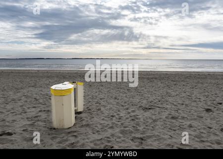 Mülleimer am Strand an der Nordsee abends im kalten Herbst in den niederlanden Stockfoto