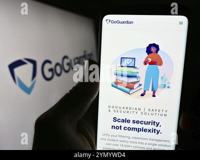 Stuttgart, Deutschland, 03.05.2024: Person mit Smartphone und Website des US-amerikanischen Bildungssoftware-Unternehmens Liminex Inc. (GoGuardian) mit Logo. Fokus o Stockfoto