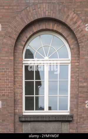 Großes Fenster in einem 100 Jahre alten Gebäude Stockfoto