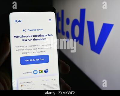 Stuttgart, Deutschland, 03-08-2024: Person mit Smartphone mit Webseite der deutschen KI-Meeting-Assistent-Firma tl, DV vor Logo. Konzentrieren Sie sich auf die Mitte Stockfoto