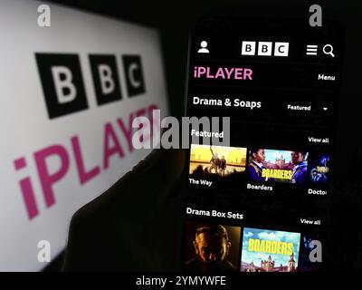 Stuttgart, Deutschland, 03.07.2024: Person, die ein Mobiltelefon hält, mit Webseite des britischen Video-on-Demand-Dienstes BBC iPlayer vor dem Logo. Konzentrieren Sie sich auf die Mitte Stockfoto