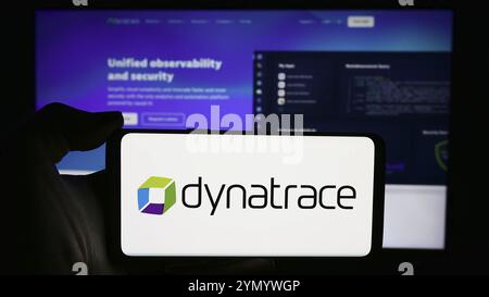 Stuttgart, Deutschland, 27.05.2024: Person, die ein Smartphone mit dem Logo der US-amerikanischen Software Observability Platform Company Dynatrace Inc. Vor der Website hält. Stockfoto