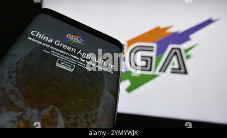 Stuttgart, Deutschland, 28.04.2024: Smartphone mit Website des chinesischen Unternehmens China Green Agriculture Inc. (CGA) vor Firmenlogo. Fokus auf Top- Stockfoto