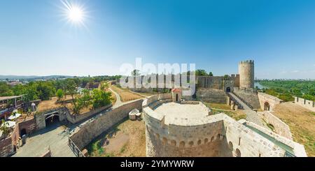 Panoramablick auf die Belgrader Festung in Serbien an einem sonnigen Sommertag, mit alten Mauern und Türmen, mit Zusammenfluss von Save und Donau Stockfoto