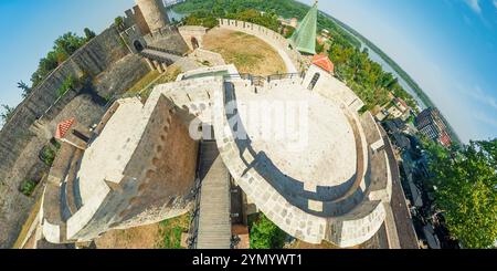 Die Festung Kalemegdan zeigt ihre alte Steinkonstruktion und Ruinen von einem hohen Aussichtspunkt mit Blick auf die Donau in Belgrad Stockfoto
