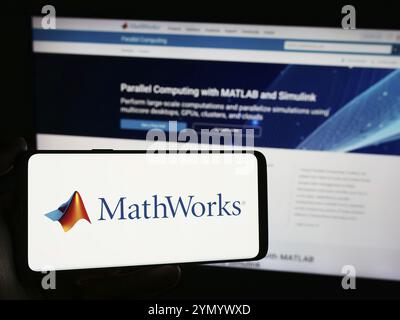 Stuttgart, Deutschland, 04.05.2024: Person, die ein Smartphone mit dem Logo des US-amerikanischen Computersoftware-Unternehmens MathWorks Inc. Vor der Website hält. Konzentrieren Sie sich auf Stockfoto