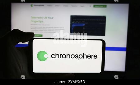 Stuttgart, Deutschland, 16.05.2024: Person, die ein Mobiltelefon mit dem Logo der US-amerikanischen Observability Platform Company Chronosphere Inc. Vor der Business-Webseite hält Stockfoto