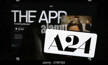 Stuttgart, Deutschland, 14.07.2024: Person, die ein Mobiltelefon mit dem Logo des amerikanischen Unterhaltungsunternehmens A24 Films LLC vor der Business-Webseite hält. F Stockfoto