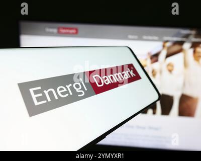 Stuttgart, Deutschland, 03.01.2024: Mobiltelefon mit Logo des dänischen Energiehandelsunternehmens Energi Danmark AS vor der Business-Website. Fokus auf Mitte-l Stockfoto