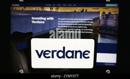 Stuttgart, Deutschland, 03.06.2024: Person, die ein Mobiltelefon mit Logo der norwegischen Investmentgesellschaft Verdane Group vor der Webseite hält. Fokus o Stockfoto