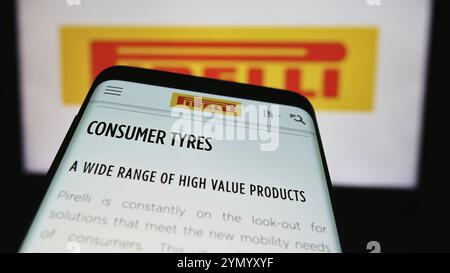 Stuttgart, Deutschland, 06.01.2024: Smartphone mit Webseite des italienischen Reifenherstellers Pirelli C. S.p.A. vor dem Firmenlogo. Konzentrieren Sie sich auf Stockfoto