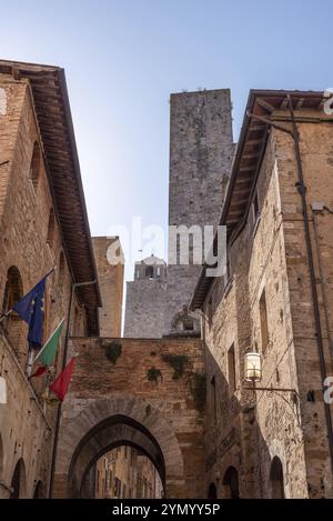 In den Straßen von San Gimignano, Blick auf die Türme Salvucci, Pettini und Chigi, Italien, Europa Stockfoto