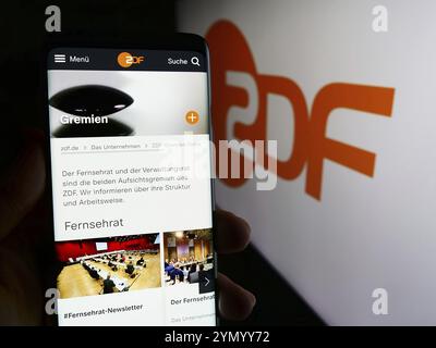 Stuttgart, Deutschland, 04.10.2024: Handybesitzer mit Internetseite des zweiten Deutschen Fernsehens (ZDF) mit Logo. Konzentrieren Sie sich auf Stockfoto