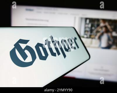 Stuttgart, 22.05.2024: Handy mit Logo der Gothaer Versicherungsbank VVaG vor der Business-Website. Konzentrieren Sie sich auf Stockfoto