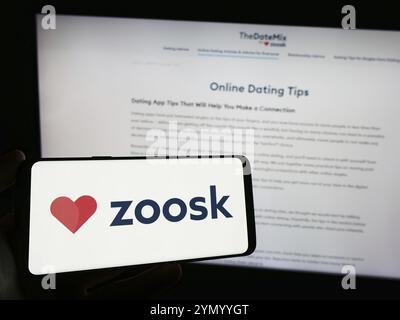 Stuttgart, Deutschland, 03-01-2024: Person, die ein Mobiltelefon mit dem Logo der Online-Dating-Plattform-Firma Zoosk Inc. Vor der Business-Webseite hält. Fokussieren Stockfoto