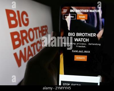 Stuttgart, Deutschland, 04.05.2024: Person, die ein Handy hält, mit Webseite der britischen Wahlkampforganisation Big Brother Watch vor dem Logo. Konzentrieren Sie sich auf Stockfoto