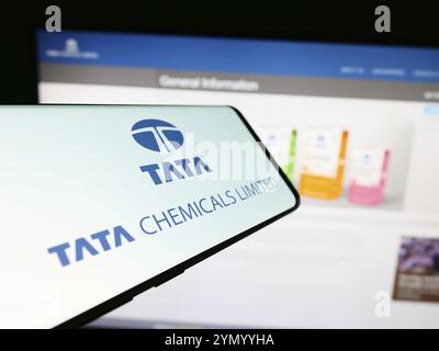 Stuttgart, Deutschland, 03.05.2024: Mobiltelefon mit Logo des indischen Chemieunternehmens Tata Chemicals Limited vor der Business-Website. Konzentrieren Sie sich auf die Mitte Stockfoto