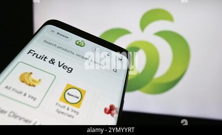 Stuttgart, 21.07.2024: Smartphone mit Webseite des australischen Einzelhandelskettenunternehmens Woolworths Supermarkets vor Geschäftslogo. Konzentrieren Sie sich auf Stockfoto