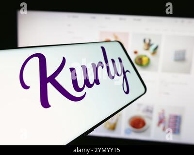Stuttgart, Deutschland, 03.06.2024: Smartphone mit Logo des südkoreanischen E-Commerce-Unternehmens Kurly vor der Business-Website. Konzentrieren Sie sich auf die Mitte Stockfoto