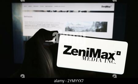 Stuttgart, Deutschland, 03.05.2024: Person, die ein Mobiltelefon mit Logo des US-amerikanischen Videospielunternehmens ZeniMax Media Inc. Vor der Business-Website hält. Konzentrieren Sie sich auf Stockfoto