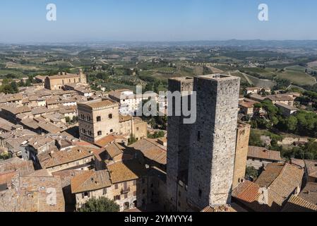 Großer Panoramablick über die Innenstadt von San Gimignano, Torri dei Salvucci im Zentrum, von Torre Grosso, Italien, Europa Stockfoto