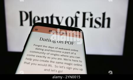 Stuttgart, 26.02.2024: Mobiltelefon mit Website der kanadischen Online-Dating-Firma Plentyoffish Media ULC vor dem Firmenlogo. Konzentrieren Sie sich auf Stockfoto