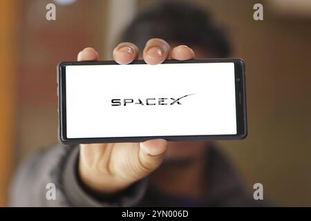 SpaceX-Logo auf dem Smartphone-Bildschirm. SpaceX ist ein US-amerikanischer Hersteller von Luft- und Raumfahrtunternehmen. Space Exploration Technologies Corp-D Stockfoto