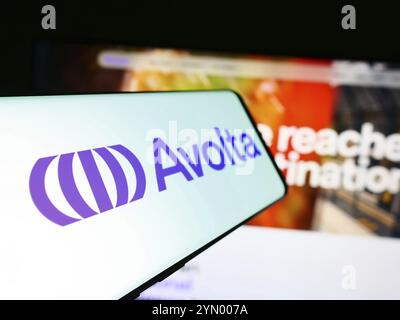 Stuttgart, Deutschland, 05-31-2024: Smartphone mit Logo des Schweizer Reisehandelsunternehmens Avolta AG vor der Business-Website. Fokussiere dich links vom Telefon Stockfoto