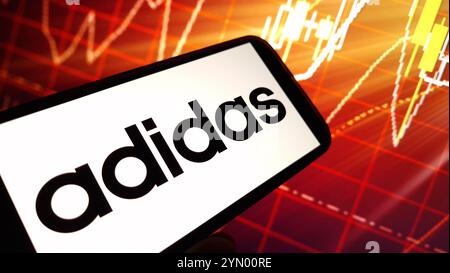 Konskie, Polen - 23. November 2024: Das Firmenlogo von Adidas wird auf dem Mobiltelefon angezeigt Stockfoto