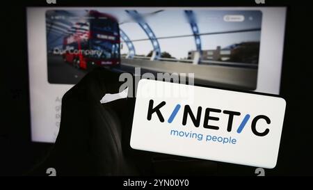 Stuttgart, Deutschland, 03-06-2024: Person mit Mobiltelefon mit Logo des australischen Mobilitätsunternehmens Kinetic Group vor der Business-Website. Konzentrieren Sie sich auf Stockfoto