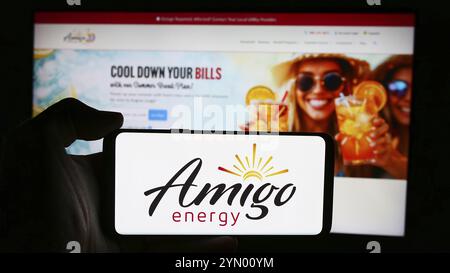 Stuttgart, Deutschland, 16.07.2024: Person mit Mobiltelefon mit Logo des US-amerikanischen Unternehmens Fulcrum Retail Energy LLC (Amigo Energy) vor der Webseite Stockfoto