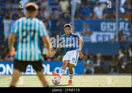 Asuncion, Paraguay. November 2024. ASUNCION, PARAGUAY, 23. NOVEMBER: Lucas Romero von Cruzeiro gibt den Ball während des Fußballspiels für das Finale der Copa Sulamericana zwischen Racing Club (ARG) und Cruzeiro (BRA) im General Pablo Rojas Stadium in Asuncion, Paraguay (Diego Santacruz/SPP). /Alamy Live News Stockfoto