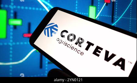 Konskie, Polen - 23. November 2024: Das Firmenlogo von Corteva wird auf dem Mobiltelefon angezeigt Stockfoto