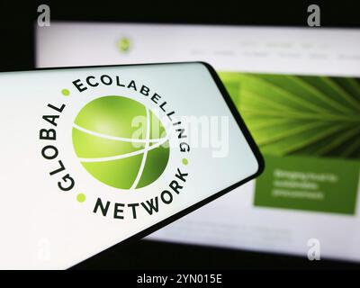 Stuttgart, Deutschland, 07.01.2024: Smartphone mit Logo der Organisation Global Ecolabelling Network (Gen) vor der Website. Konzentrieren Sie sich auf die Mitte des Telefons d Stockfoto