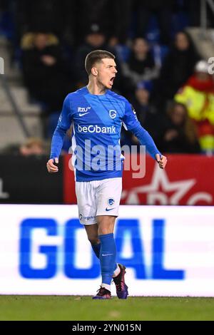 Genk, Belgien. November 2024. Genks Jarne Steuckers feiert nach einem Torschuss während eines Fußballspiels zwischen KRC Genk und Sporting Charleroi am Samstag, den 23. November 2024 in Genk, am 15. Tag der Saison 2024-2025 der ersten Liga der „Jupiler Pro League“ der belgischen Meisterschaft. BELGA FOTO JOHAN EYCKENS Credit: Belga News Agency/Alamy Live News Stockfoto