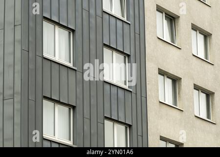 Fassade von Wohngebäuden im Stadtzentrum Stockfoto