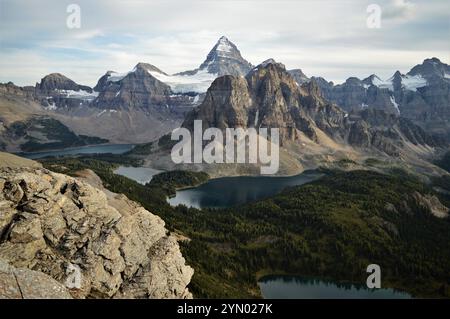 Blick auf Mount Assiniboine und Sunburst Peak vom Nub Peak in British Columbia Kanada. Cerulean Lake und Sunburst Lake sind ebenfalls zu sehen Stockfoto