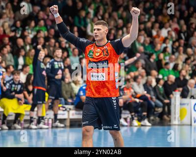 Goeppingen, Deutschland. November 2024. Sebastian Heymann (Rhein-Neckar Loewen, #13) jubelt, frisch auf Goeppingen vs. Rhein-Neckar Loewen, Handball, 1. Bundesliga, Herren, Spielzeit 2024/2025, 23.11.2024, Foto: EIBNER/Michael Schmidt Credit: dpa/Alamy Live News Stockfoto