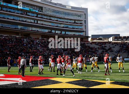 College Park MD, USA. November 2024. Die Maryland TERPS stellen sich während eines NCAA-Fußballspiels zwischen den University of Maryland Terrapins und Iowa Hawkeyes im SECU Stadium im College Park MD Justin Cooper/CSM/Alamy Live News auf Stockfoto