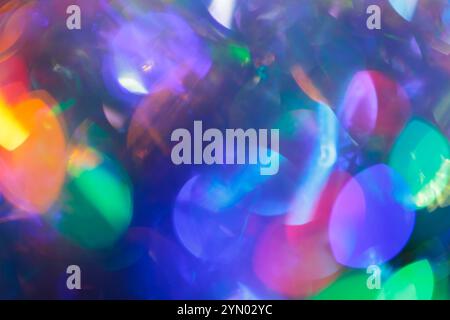 Abstrakte bunte Bokeh-Lichter mit einer Mischung aus grünen, blauen und rosa Kreisen, weichen Formen und leuchtenden Verläufen Stockfoto