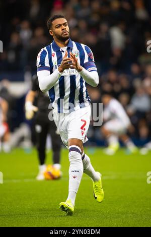 Birmingham, England - 23. November 2024: Darnell Furlong schlägt die Heimfans vor dem EFL-Meisterschaftsspiel zwischen West Bromwich Albion und Norwich City Stockfoto