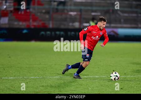 Simon Skarlatidis (SpVgg Unterhaching, 30) mit Ball, Ger, SpVgg Unterhaching vs. SV Wehen Wiesbaden, Fussball, 3. Liga, 15. Spieltag, Saison 2024/2025, 23.11.2024, DFL-VORSCHRIFTEN VERBIETEN JEDE VERWENDUNG VON FOTOGRAFIEN ALS BILDSEQUENZEN, Foto: Eibner-Pressefoto/Jenni Maul Stockfoto