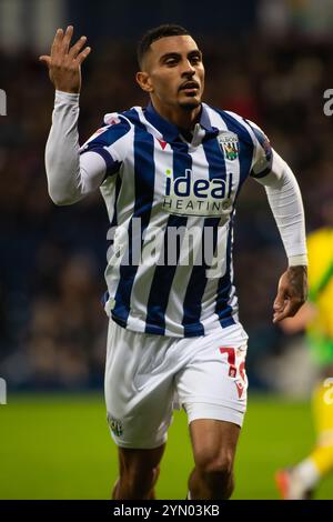 Birmingham, England - 23. November 2024: Karlan Grant ermutigt die Fans während des EFL-Meisterschaftsspiels zwischen West Bromwich Albion und Norwich City. Stockfoto