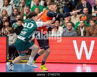 Goeppingen, Deutschland. November 2024. Sebastian Heymann (Rhein-Neckar Loewen, #13) im Zweikampf mit Elias Newel (frisch auf Goeppingen, #40), frisch auf Goeppingen vs. Rhein-Neckar Loewen, Handball, 1. Bundesliga, Herren, Spielzeit 2024/2025, 23.11.2024, Foto: EIBNER/Michael Schmidt Credit: dpa/Alamy Live News Stockfoto