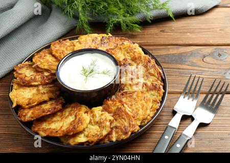 Köstliche Kartoffelpfannkuchen serviert auf Holztisch Stockfoto