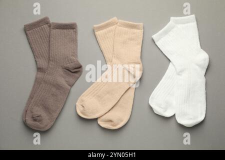 Verschiedene weiche Socken auf hellgrauem Hintergrund, flach geschnitten Stockfoto
