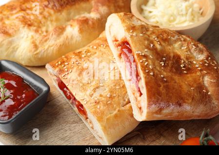 Frische Calzone-Pizza auf Holztisch, Nahaufnahme Stockfoto